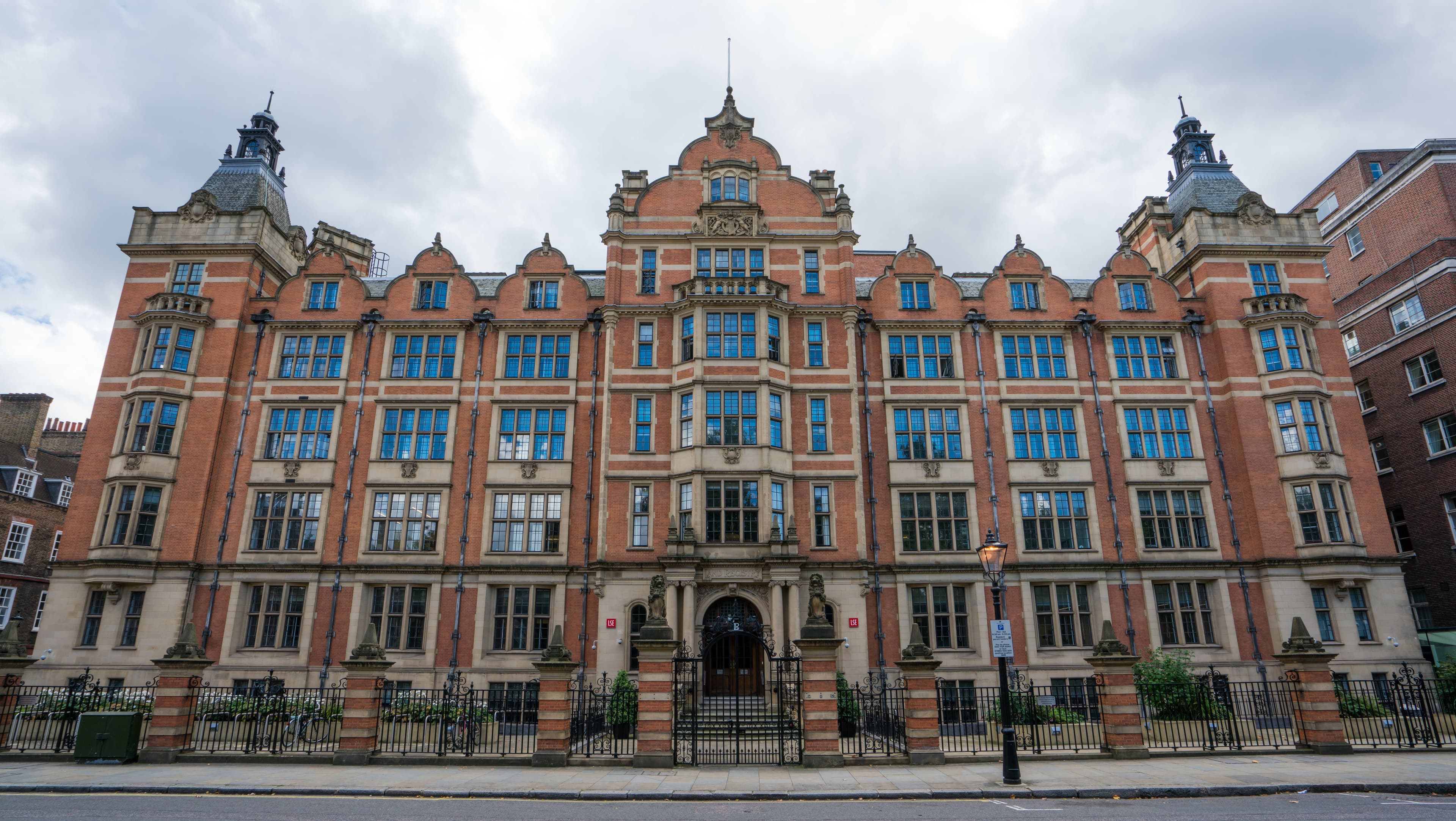 How to get into the London School of Economics How to get into the London School of Economics